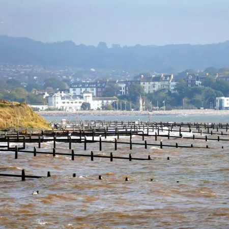 Family 4-Bed Apartment in Dawlish with Sea View