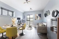 Elliot Oliver - Luxurious Two Bedroom Apartment in the Docks