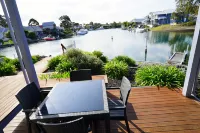 Captains Cove Resort - Waterfront Apartments