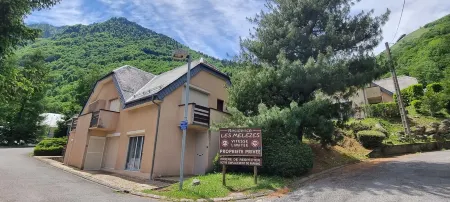 Bright apartment, quiet, 5 min from the center, 2 bedrooms, 4/5p, balcony, parking