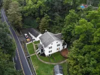 Happy Valley retreat - whole house, large living room, EV charger Hotel a Patton Township