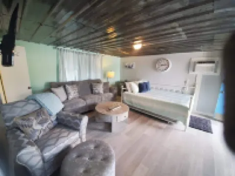 #2 PET FRIENDLY! PONTOON/KAYAKS AVAILABLE! STUDIO CONDO CLOSE TO TOWN & MARINA!