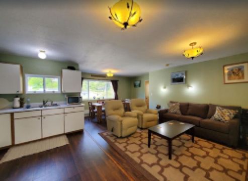 {Forget-Me-Not Inn} Alaskan Vacation Rental (Bear Suite)