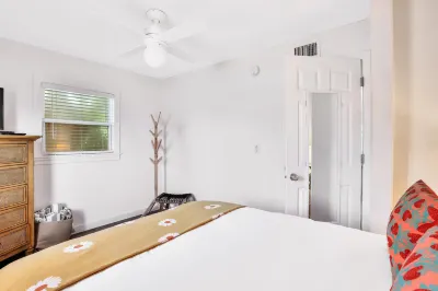 Budget-friendly beach condo with pool access, washer/dryer, WiFi & full kitchen