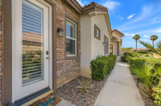 Charming Hideaway with Stylish Amenities - Cozy Tranquil Retreat