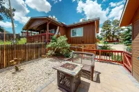 Cozy cabin for two with private hot tub and central location
