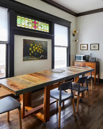 Charles on 11th - Beautifully Restored Historic Southside Home, Walkable, Perfect for Groups Отели рядом с достопримечательностью «Вулкан Парк энд Музеум»