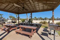 Stunning Seaview Retreat with Spacious Balcony, Near Beach Hotels in Lower Grand Lagoon
