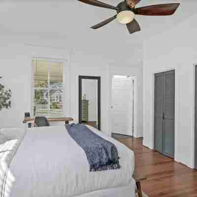 Screened-in Porch and Fast Wifi - Charming Modern Getaway Rooms
