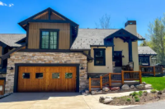 Stunning Kitchen and Cozy Living Spaces - Elegant Mountain Retreat