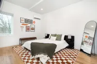 Modern Design and Spacious Balcony - Stylish Downtown Haven