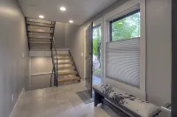 Stylish Townhome with Modern Kitchen and Views - Charming Retreat