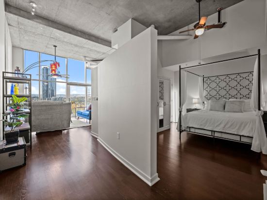 Breathtaking Mountain Views and Luxurious Amenities - Stunning Executive Haven