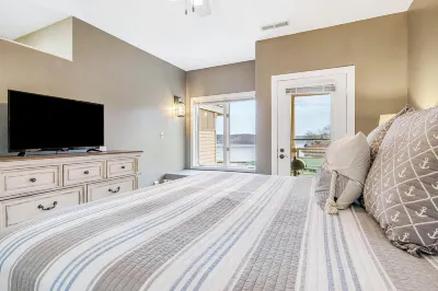 Serene waterfront condo with W/D, patio, & electric grill - boat slip on lake Hotels in Lake Ozark