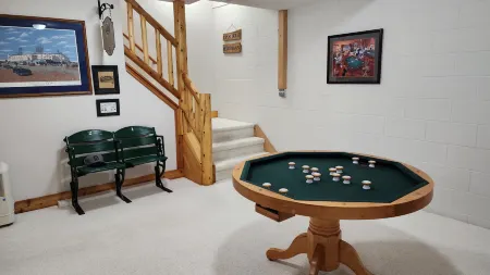 Woods Way Hideaway - minutes from Petoskey & Harbor Springs - close to beaches, skiing & more! Отели рядом с достопримечательностью «Парк штата Петоски»