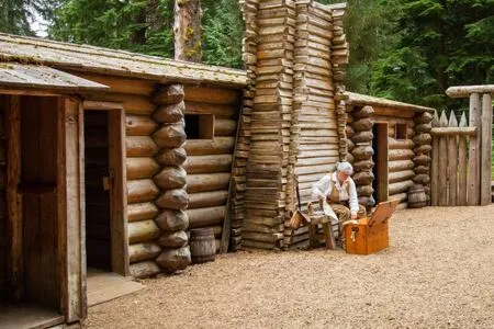 Stunning Water Views and Cozy Living Space - Charming Waterfront Retreat Отели в г. Астория