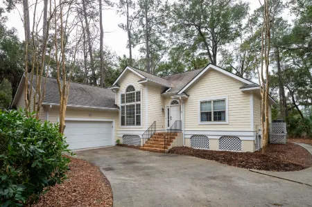 Charming Retreat with Lagoon Views and Outdoor Deck - Cozy Escape