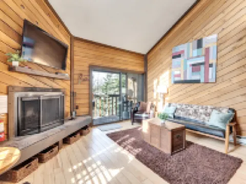 Smart TV and Cozy Living Space - Inviting Alpine Haven