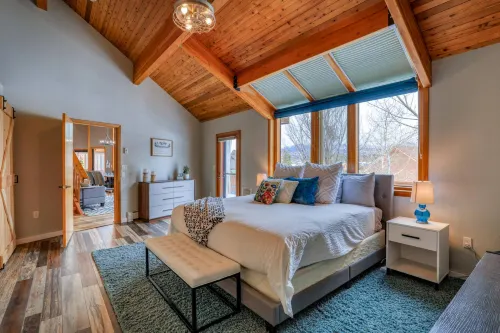 Mountain Views and Private Hot Tub - Dazzling Modern Escape