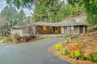 Inviting home with spectacular view, hot tub, balcony, fireplace, & W/D Hotels in Manzanita