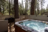 Private Hot Tub and Scenic Bike Paths - Charming Sunriver Retreat