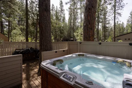 Private Hot Tub and Scenic Bike Paths - Charming Sunriver Retreat