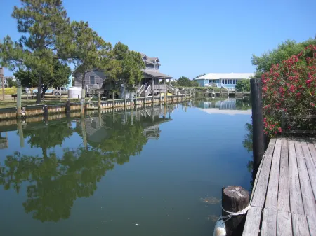 Canal Front Docking and Screened Porch - Spacious Family Haven