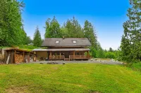 Unique mountain view log home with a wood stove, balcony, patio, & board games Hotels near Good Samaritan Episcopal Church | Sammamish Washington