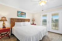 Beachy townhome with private balcony, central AC & washer/dryer Hotels in Sunnyside