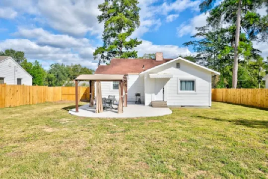 Cozy Outdoor Seating and Fully Equipped Kitchen - Charming Family Retreat