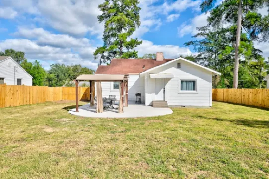 Cozy Outdoor Seating and Fully Equipped Kitchen - Charming Family Retreat