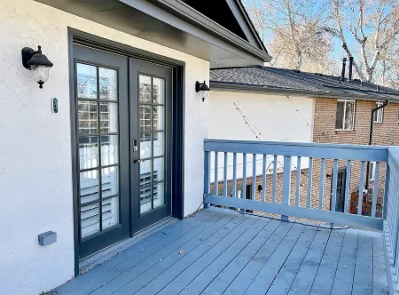 Private Entrance and Close to Downtown - Charming Modern Haven