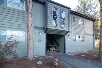 Cozy Comfort and Seasonal Pool - Charming Retreat