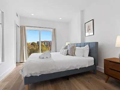 Modern Decor and Private Office Space - Charming Spacious Retreat Hotels in Mt. Vernon Square / Convention Center