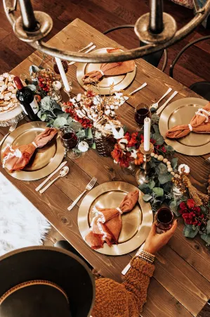 Vintage Decor and Spacious Living Areas - Charming Rustic Getaway