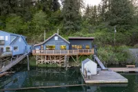 Private Dock and Scenic Views with Kayak - Spectacular Hideaway Hotels near Nehalem Welcome sign