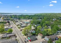 Quaint 4 Bedroom Home Just A Few Blocks To Downtown Lake Geneva - 3-Star