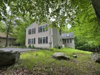 Spacious 5 BDRM Masthope Chalet with Private Movie Theater & AWESOME Game Room