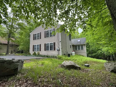 Spacious 5 BDRM Masthope Chalet with Private Movie Theater & AWESOME Game Room