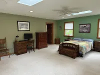 Relaxing Family Vacation Home Steps from Lake Michigan Beaches, Golf, and Fun. Hotels in Onekama Township