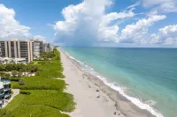 Exquisite Kitchen and Steps to the Beach - Stylish Coastal Haven