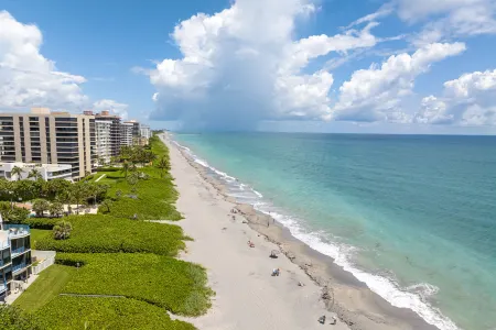 Exquisite Kitchen and Steps to the Beach - Stylish Coastal Haven