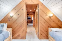 Inviting Atmosphere and Luxurious Hot Tub - Charming Tahoe Retreat