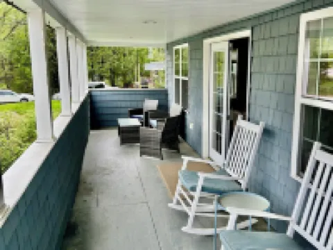 Remodeled Newfound Lake - home w/ water views sleeps 10- close to ski mountains! Hotels in Bristol