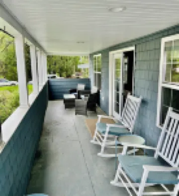 Remodeled Newfound Lake - home w/ water views sleeps 10- close to ski mountains!