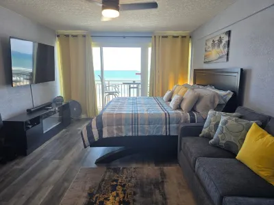 Seaz The Dayz in a Newly Renovated Oceanfront StudioPOOL/ OCEAN ACCESS OPEN Hotels near Beach at Daytona Beach