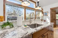 The Beautiful Bear’s Den! Walk to Old Town & Csu!