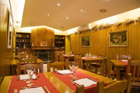 Hostal Rural Salazar Отели в г. Isaba