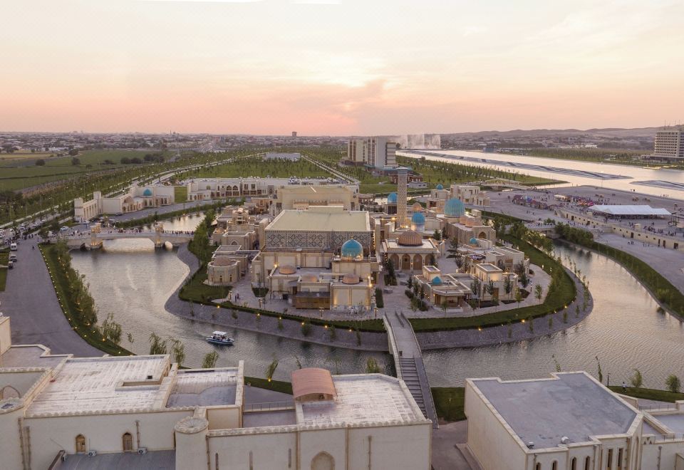 힐튼 가든 인의 아늑한 레스토랑이나 바 공간