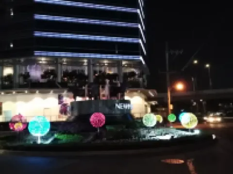 ヘンリーズ ニューポート スカイビューラウンジ周辺のホテル